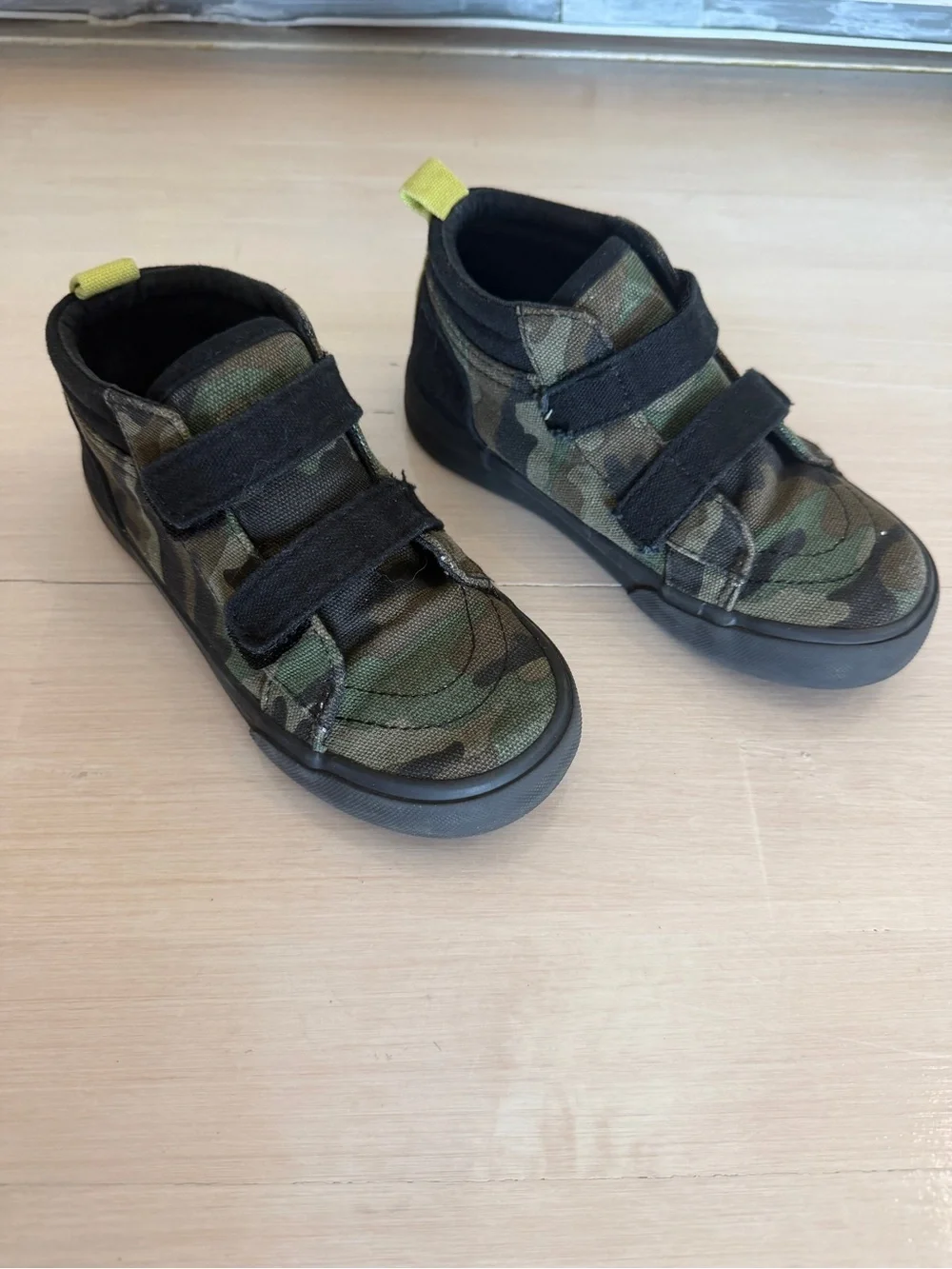 Boys Old Navy Velcro Sneakers Green Black Camo Size 11C
